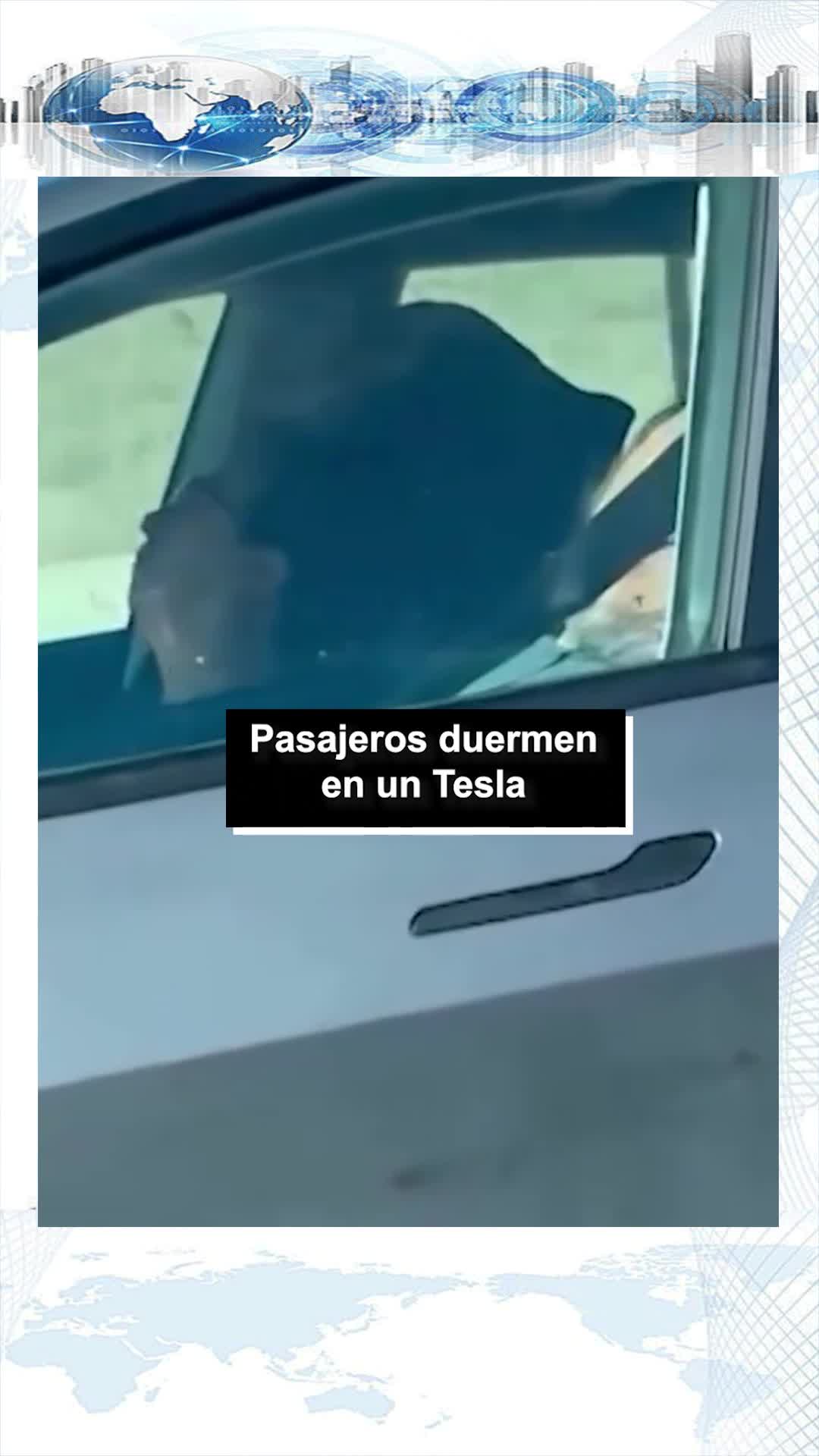Pasajeros duermen en un Tesla
