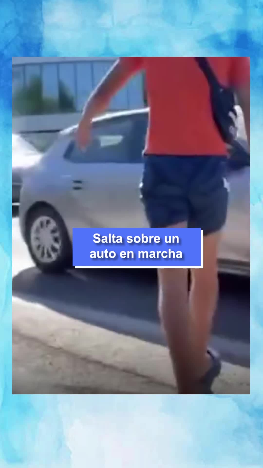 Salta sobre un auto en marcha